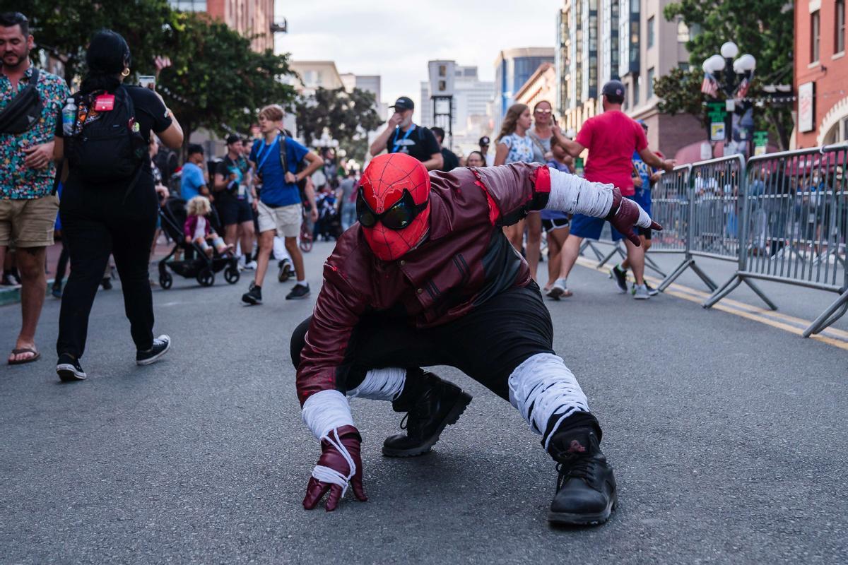 Un asistente disfrazado del protagonista de Deadpool en el Comic-con de San Diego