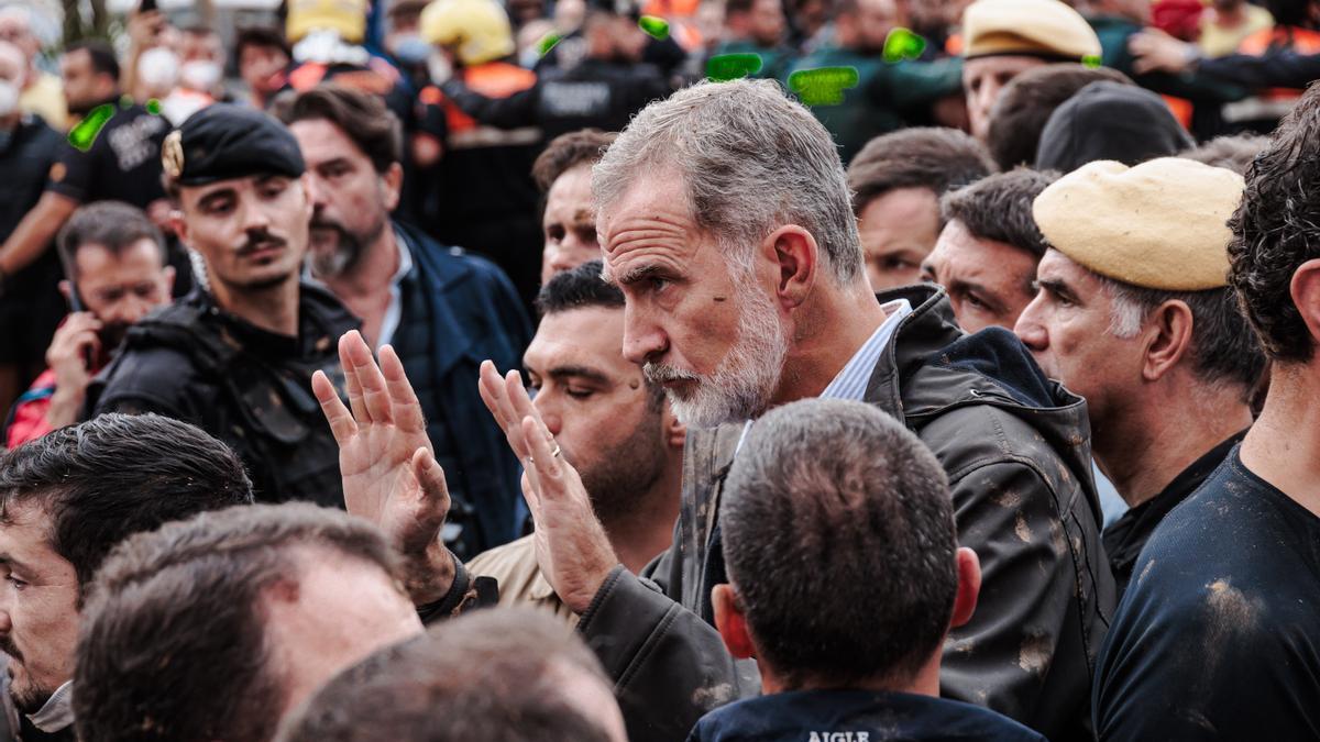El Rey Felipe VI durante su visita a la zona afectada por la DANA de Paiporta, este domingo.