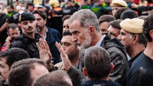 El Rey Felipe VI durante su visita a la zona afectada por la DANA de Paiporta, este domingo. 