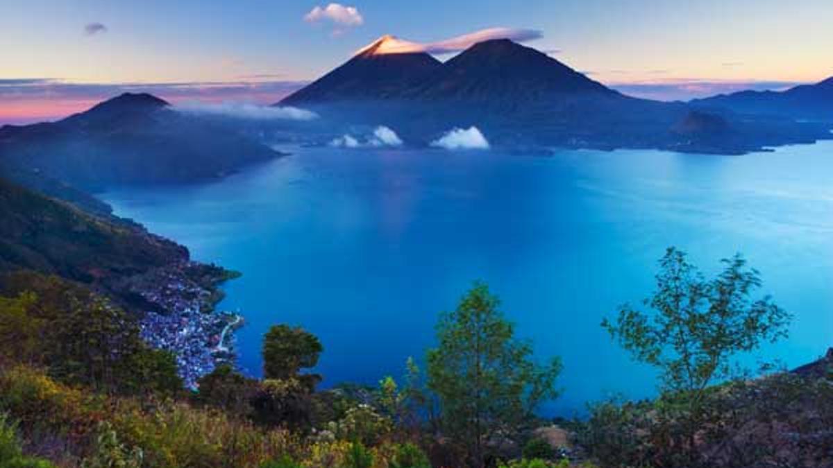 Volcanes Atitlán y Tolimán en el Lago Atitlán.