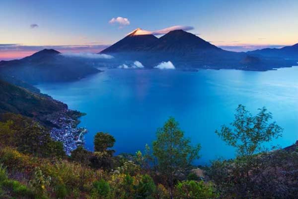 Volcanes Atitlán y Tolimán en el Lago Atitlán.