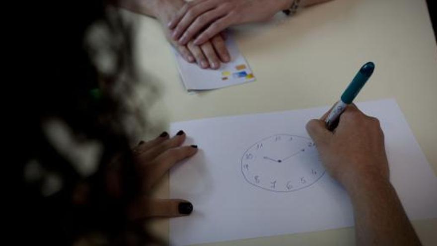 El test del reloj representa una de las pruebas más habituales para realizar el diagnóstico de demencia, para descartarla los pacientes deben dibujarlo correctamente y en la hora que se les pide.