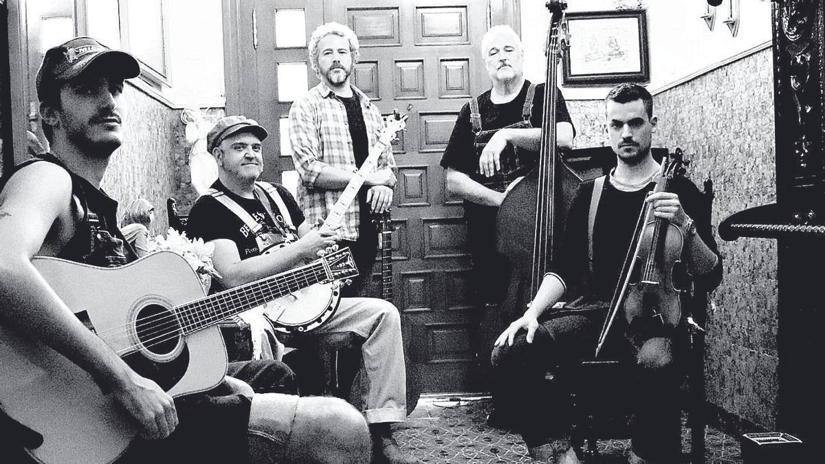 The Bluegrass Lions (Roberto Artigas de pie con su contrabajo) en la taberna Vinos Chueca, su cuartel general.