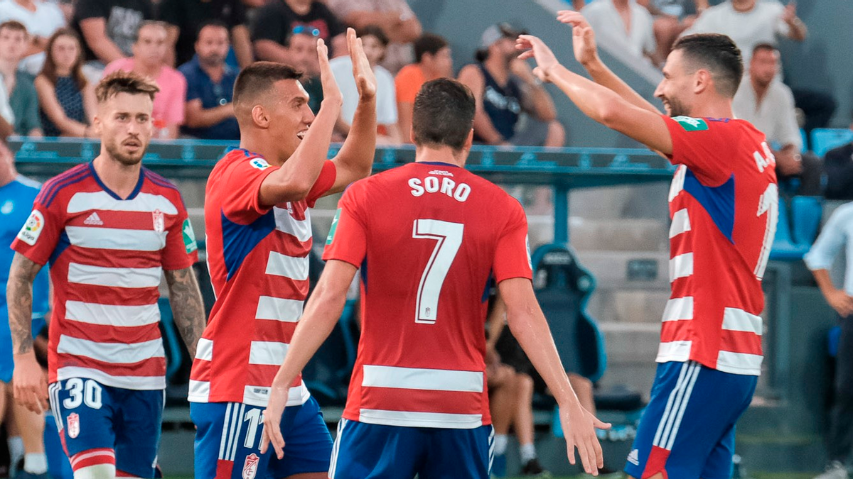 Jugadores del Granada celebrando la victoria