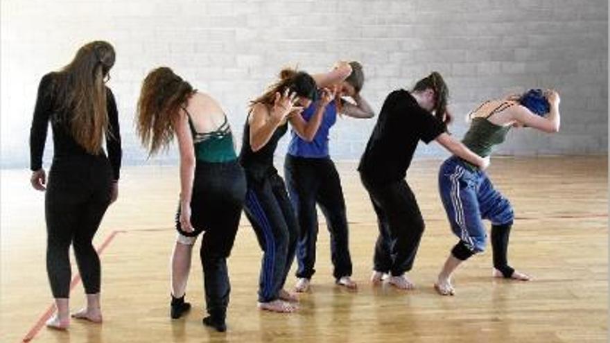 L&#039;assaig d&#039;una de les coreografies que prepara la Jove companyia de dansa de l&#039;EMDC.