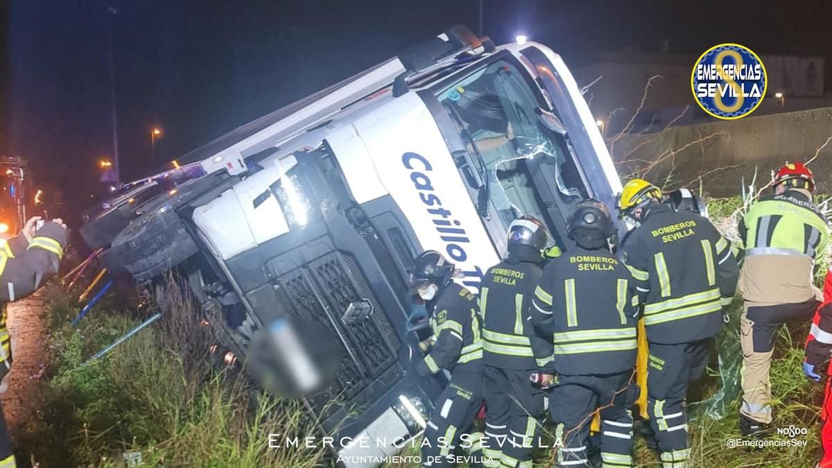 Vuelco de un camión trailer en la auxiliar de la A-92, en Sevilla.