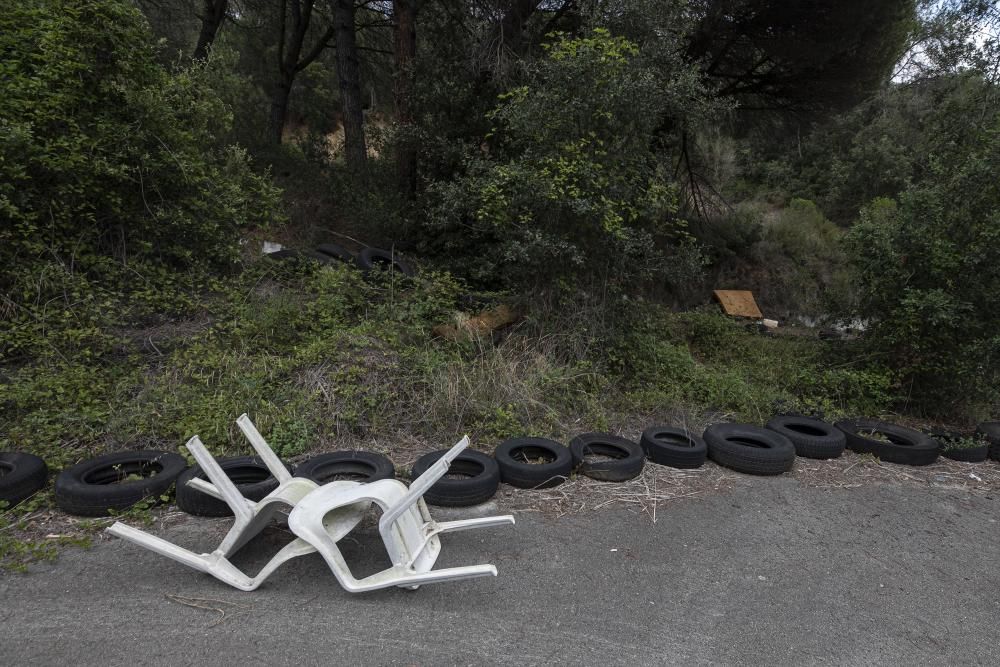 Troben 2.500 pneumàtics abandonats en un antic circuit de karts a Tossa