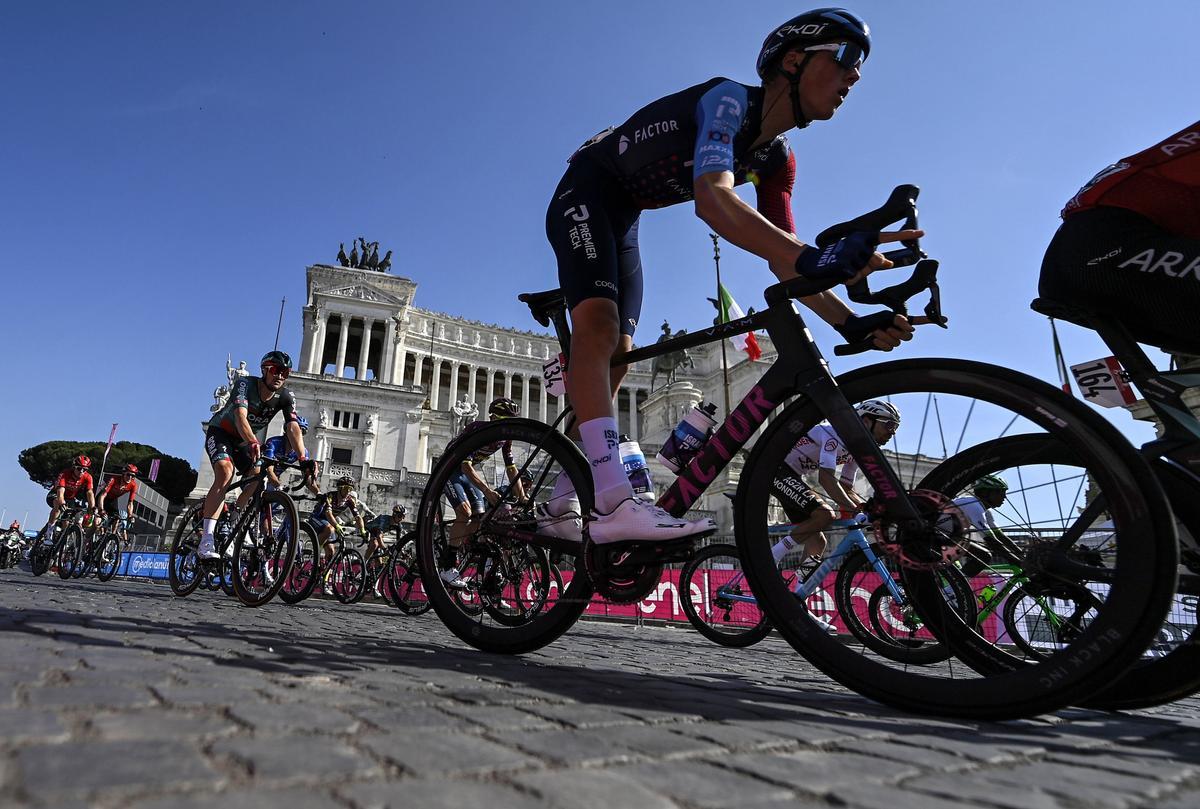 Rome (Italy), 28/05/2023.- Riders pass next to the Altar of Fatherland during the 21st and last stage of the 2023 Giro d’Italia cycling race, over 126 km from Rome to Rome, in Rome, Italy, 28 May 2023. (Ciclismo, Italia, Roma) EFE/EPA/Riccardo Antimiani