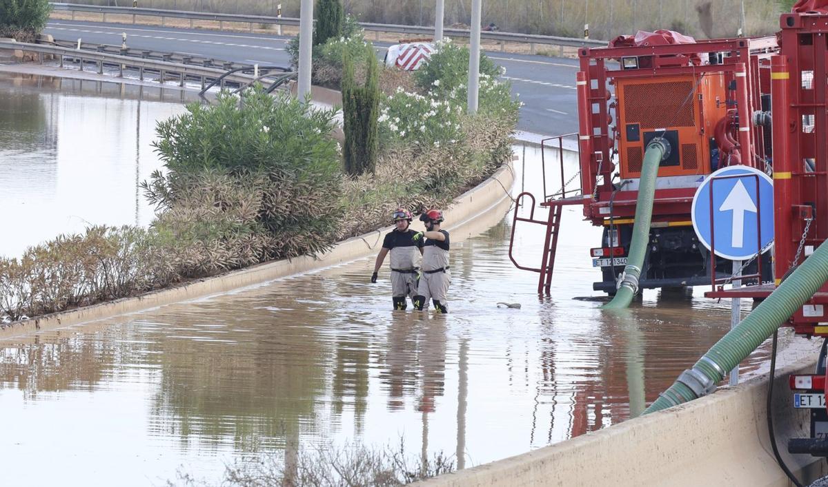 La UME evacuando agua en la autovía del aeropuerto. |  | J.A. RIERA
