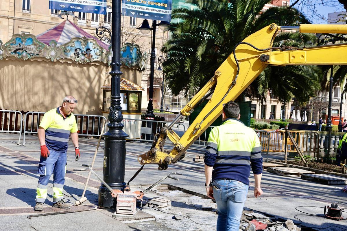 Dos trabajadores del equipo de conservación viaria en la obra de Begoña.