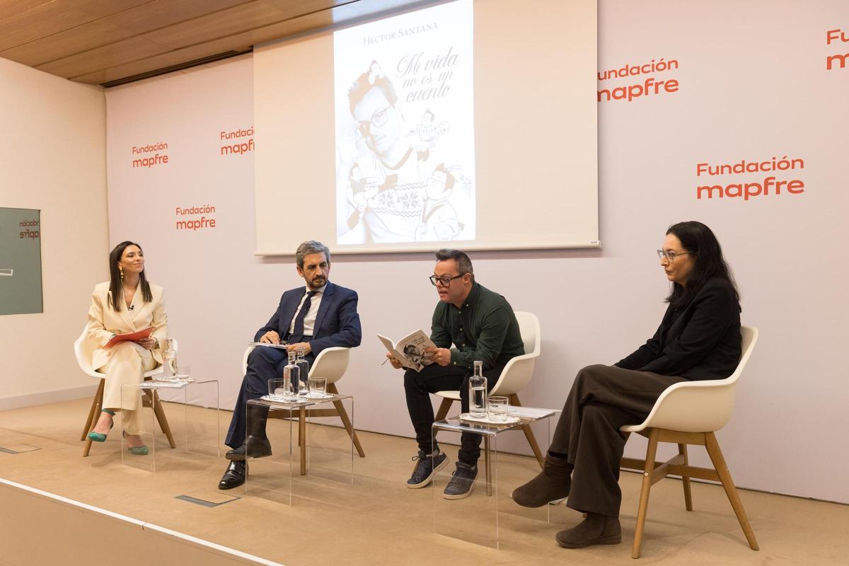 Mesa redonda sobre la presentación del libro.