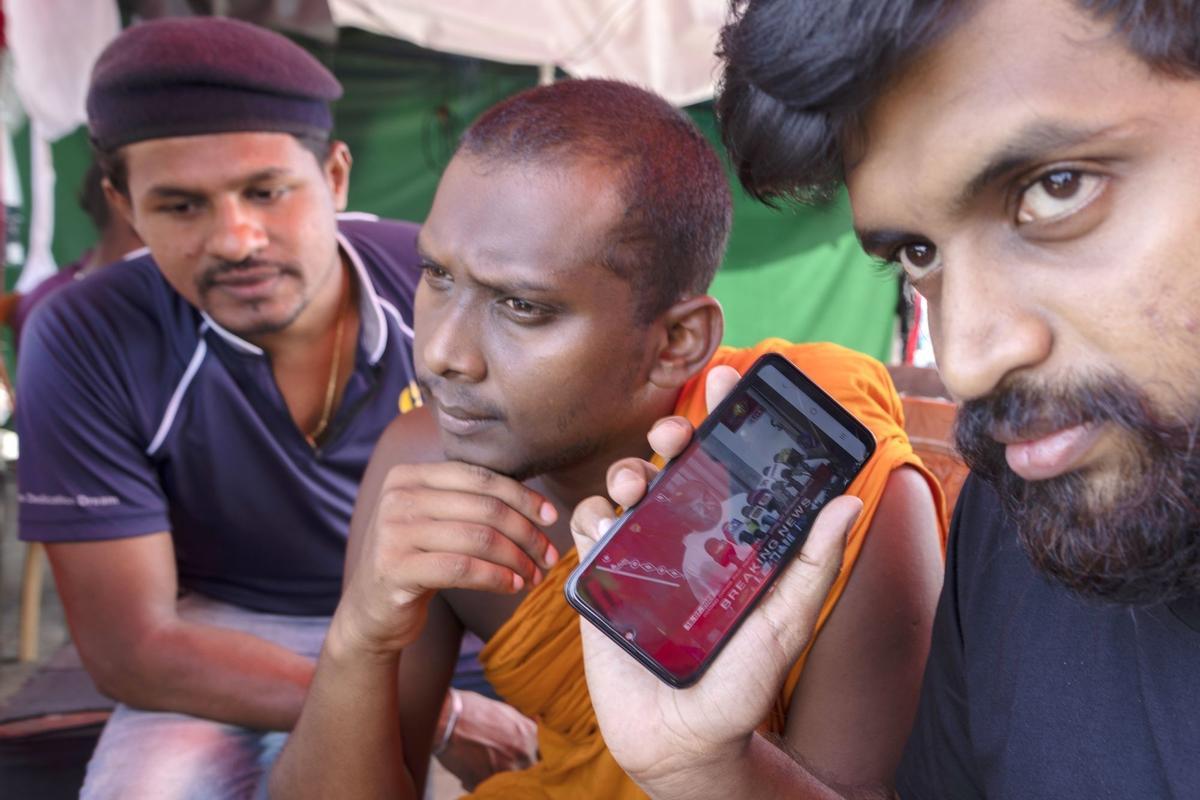 Manifestantes reaccionan al anuncio de la dimisión de Gotabaya Rajapaksa en Sri Lanka.