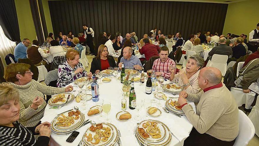 Un instante de la comida de confraternidad organizada por la ONCE. // Gustavo Santos