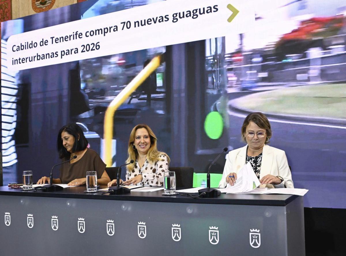 La presidenta del Cabildo de Tenerife, Rosa Dávila, junto a la consejera de Movilidad, Eulalia García, y la gerente de Titsa, Victoria Padilla, en la presentación de nuevas guaguas.|  | ED / LOT