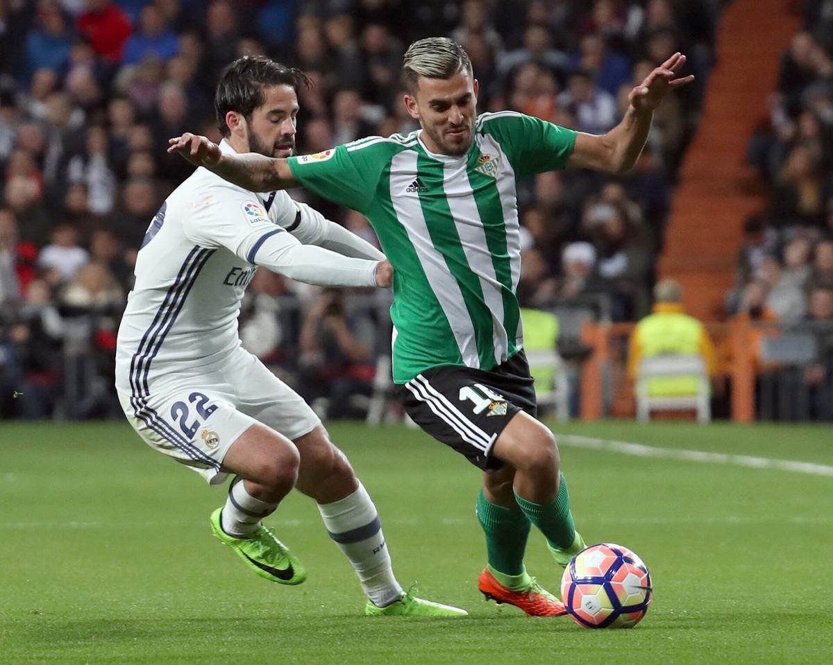 Dani Ceballos e Isco Alarcón en un partido de Liga entre Real Madrid y Real Betis Balompié