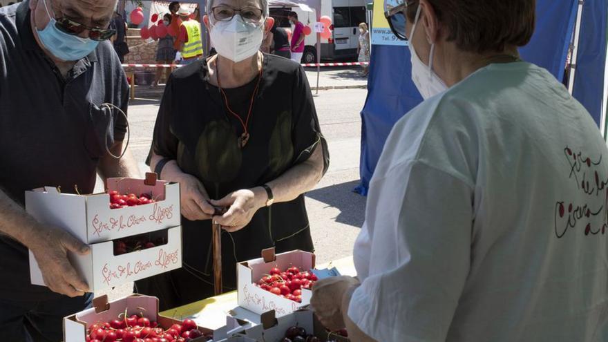 Les altes temperatures fan avançar dues setmanes la Fira de la Cirera de Llers