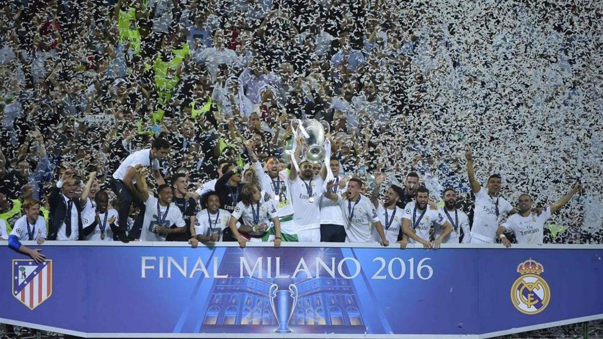 Benzema levanta el trofeo de la Champions en el palco de San Siro.