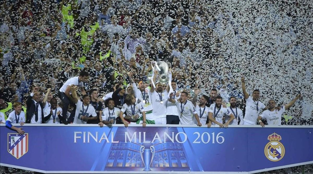 Benzema levanta el trofeo de la Champions en el palco de San Siro.