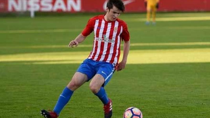 Guille Rosas, durante un partido con el juvenil del Sporting.