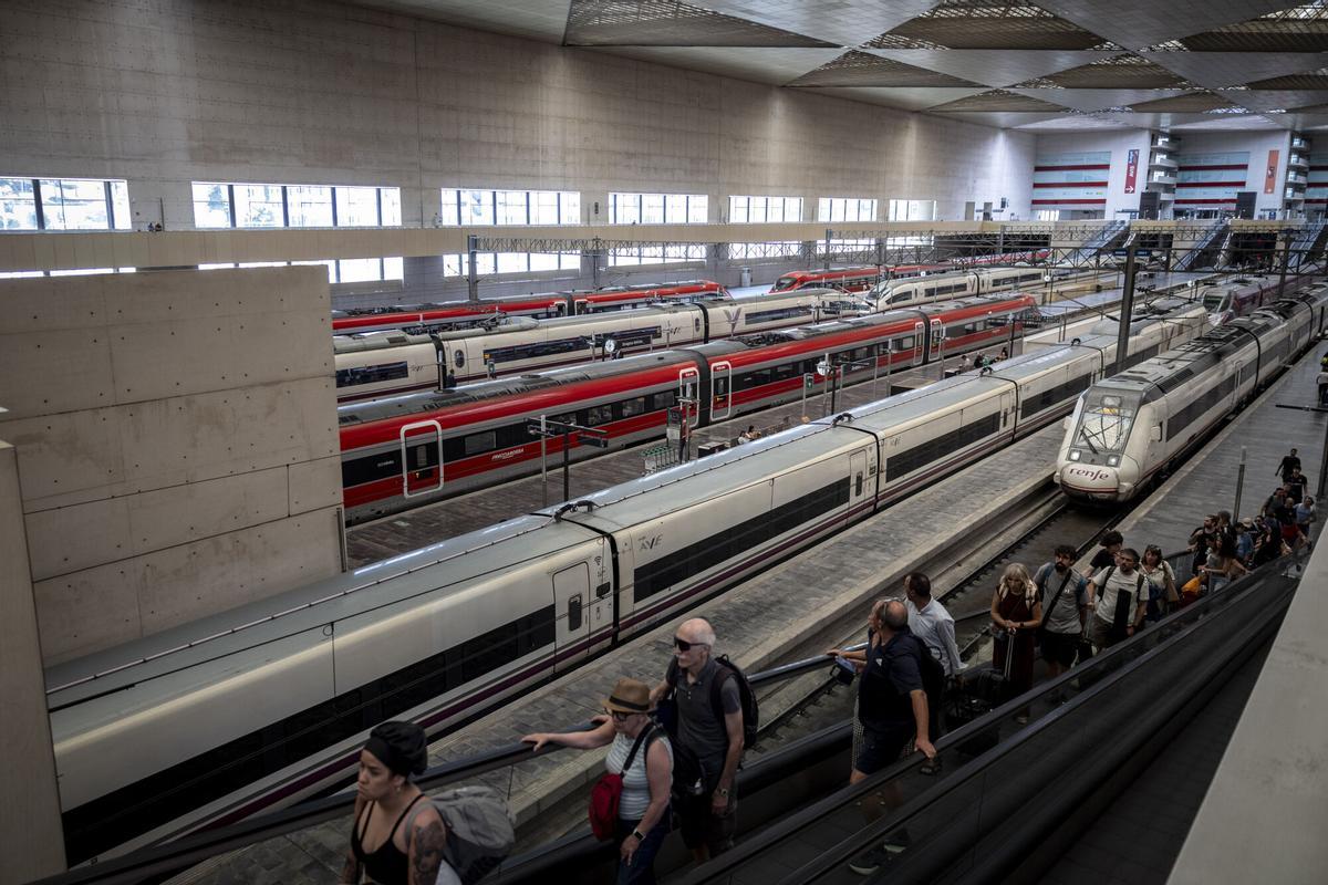 TRENES PARALIZADOS Y RETENCIONES EN LA ESTACION DE DELICIAS POR UN INCENDIO EN LERIDA - TIEMPOS DE ESPERA - VACACIONES - RETRATOS DE TRENES