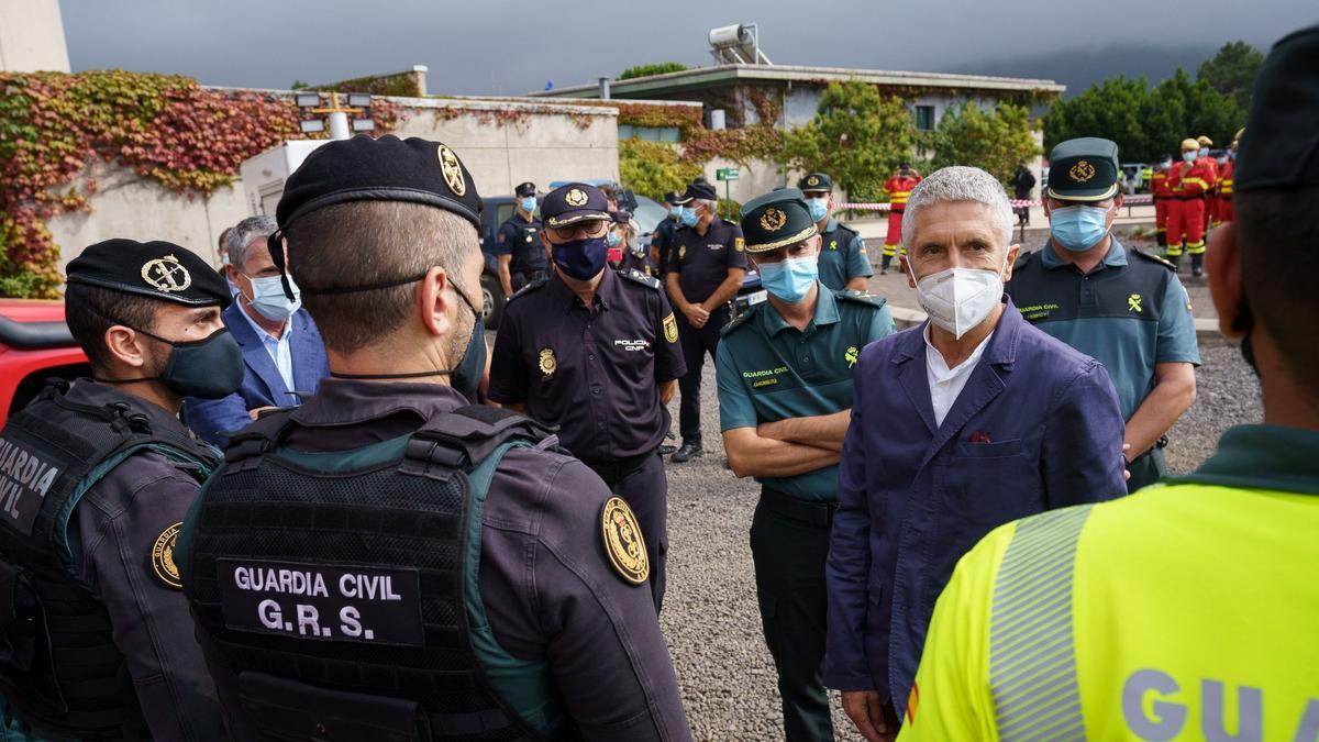Grande-Marlaska visita el puesto de mando de Protección Civil en La Palma.
