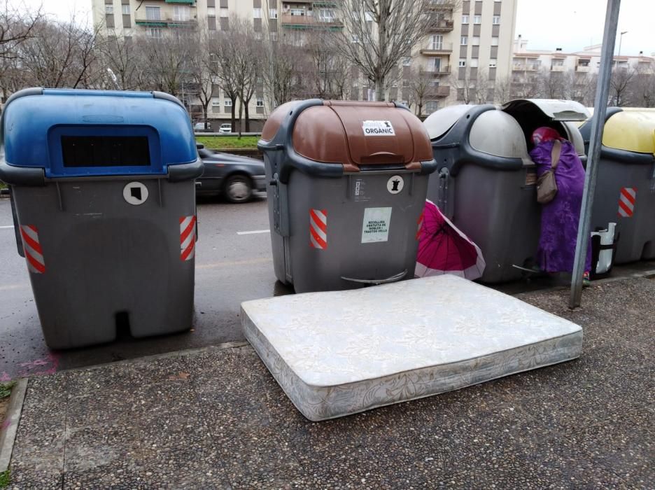 Brutícia als contenidors de Santa Eugènia