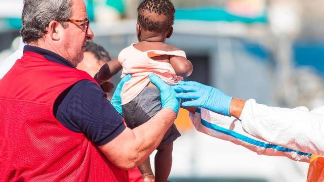 Un niño de corta edad que fue desembarcado en Arguineguín