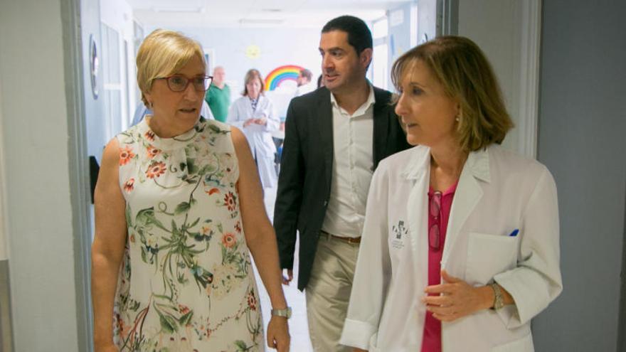 Roser Falip, a la derecha, junto a la consellera de Sanidad y el alcalde de Alcoy en el hospital. NANDO JS