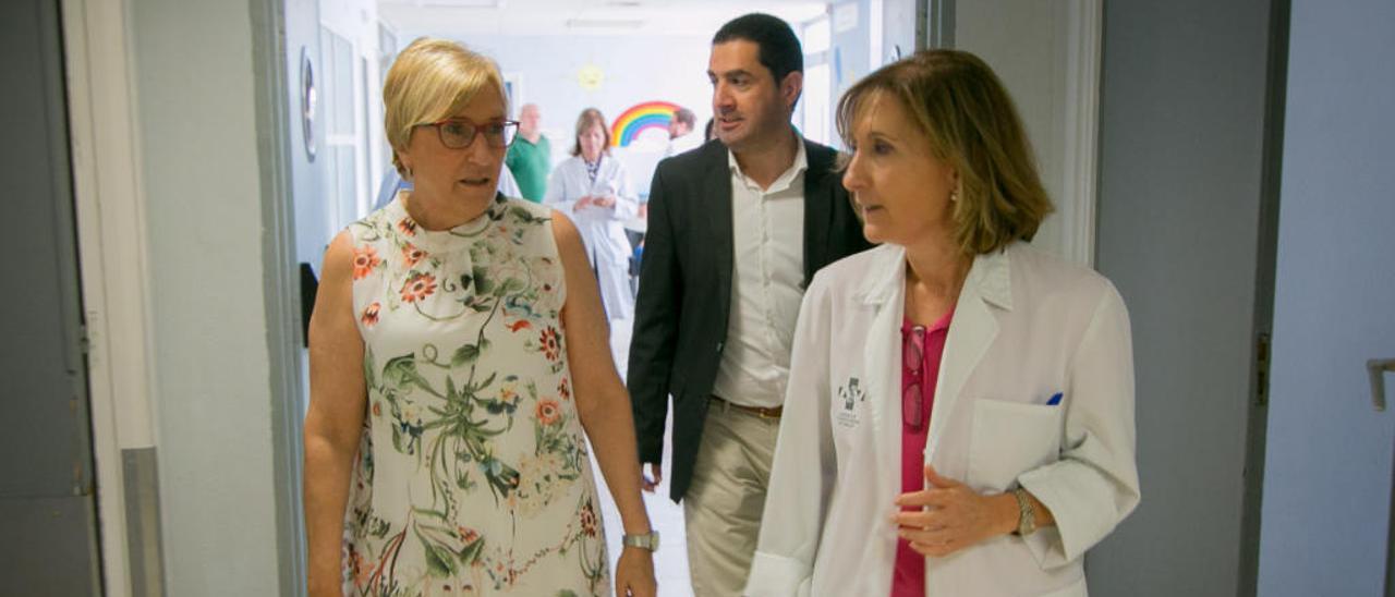 Roser Falip, a la derecha, junto a la consellera de Sanidad y el alcalde de Alcoy en el hospital. NANDO JS