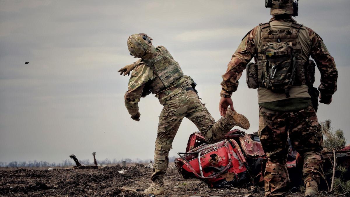 Soldados ucranianos hacen ejercicios militares en el Donbás