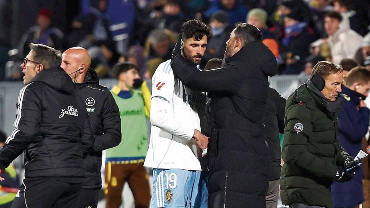 Sellés consuela a Kodro al ser cambiado el pasado domingo ante Las Palmas.