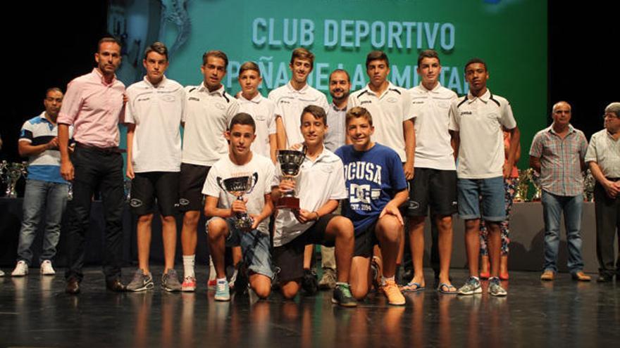 En la imagen superior, un grupo de jugadores del CD Peña La Amistad, uno de los clubes más galardonados de la fiesta del fútbol majorero