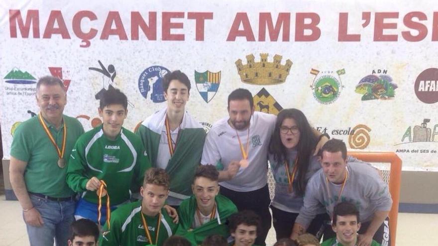 El eqiopo infantil del Liceo, con la medalla de bronce