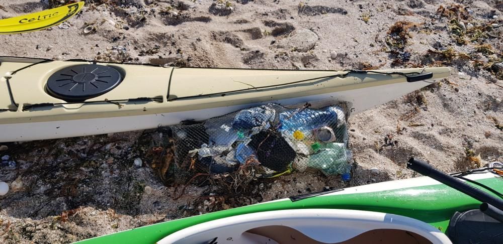 Eliminación de basura marina en Sálvora.