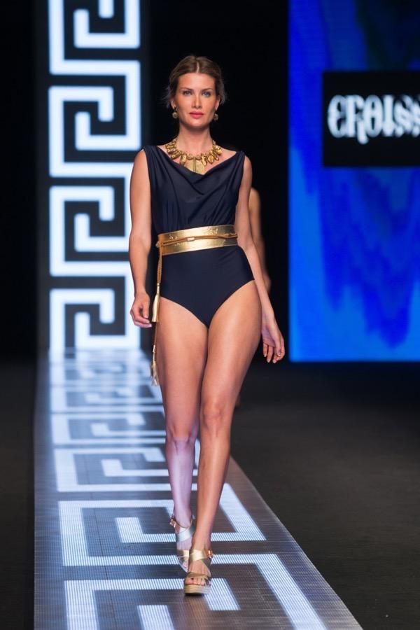 Mireia Lalaguan desfilando