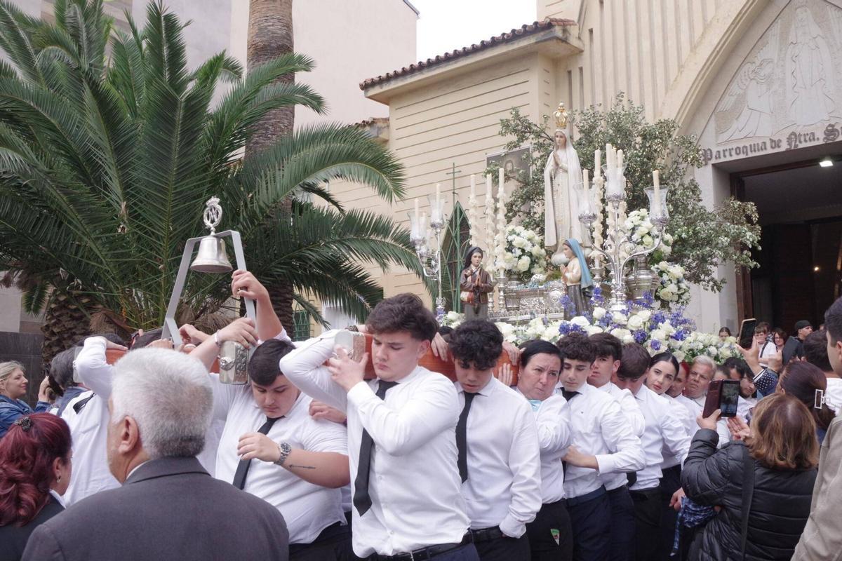 Procesión de la Virgen de Fátima por el barrio de La Trinidad, estrenando la ampliación del trono