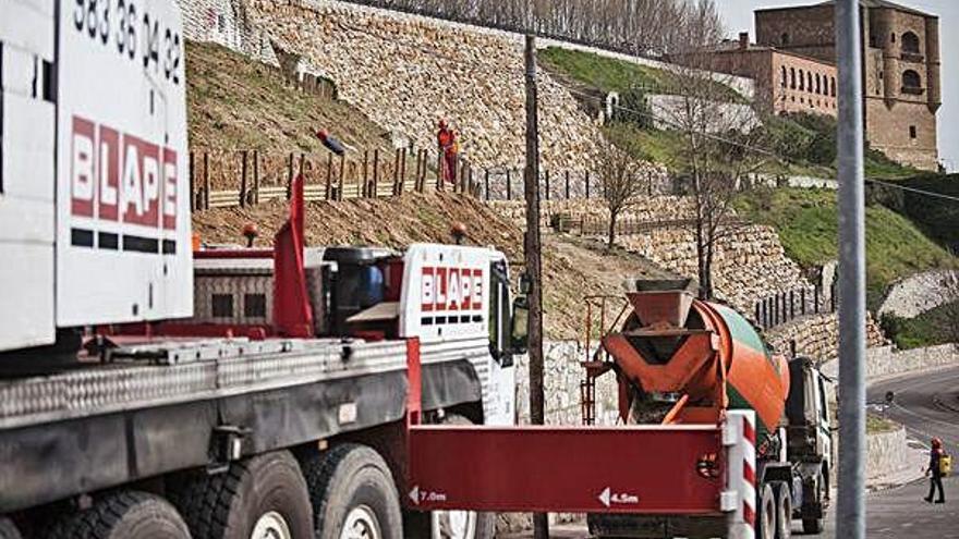 Trabajadores laborando en la revegetación de los Cuestos el pasado jueves. Las obras están a punto de finalizar.