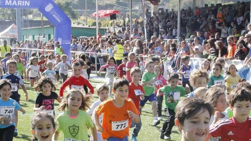 Los niños llegan a la meta en la anterior edición de la carrera. // S.A.