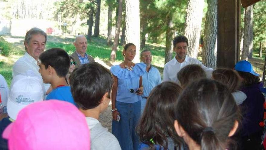 Marisol Díaz (en el centro), durante su visita. // Jesús Regal