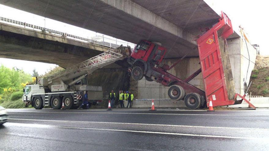 El camión, empotrado en el puente