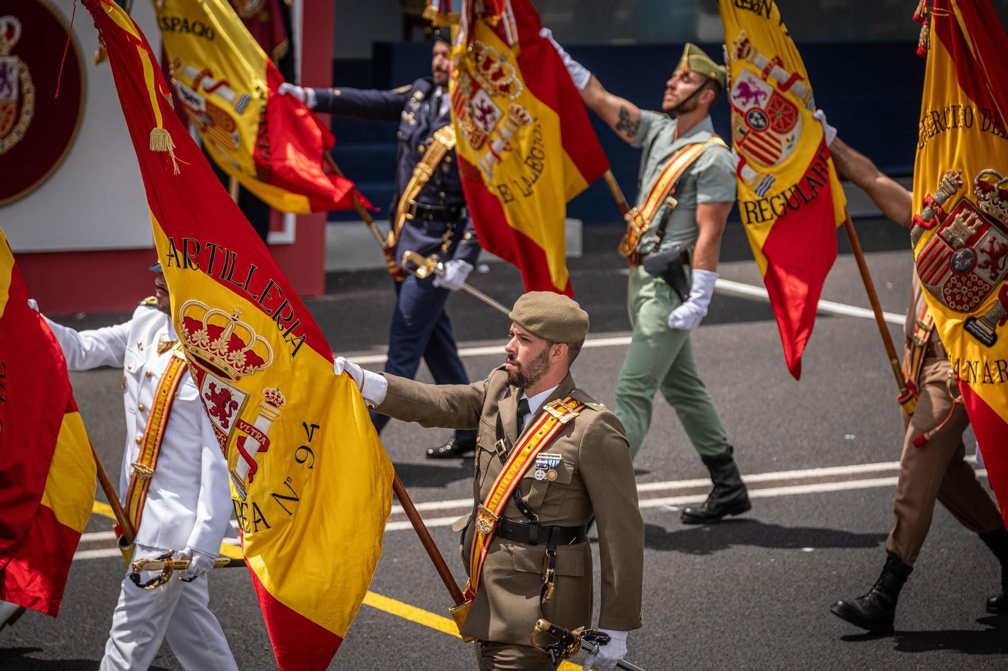 Las mejores imágenes del desfile militar de las Fuerzas Armadas en Tenerife con la presencia de Sus Majestades los Reyes