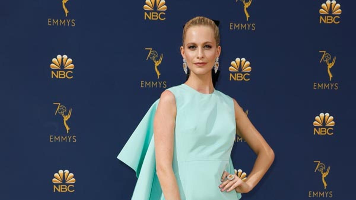 Poppy Delevingne con coleta con doble lazo en los Emmys 2018