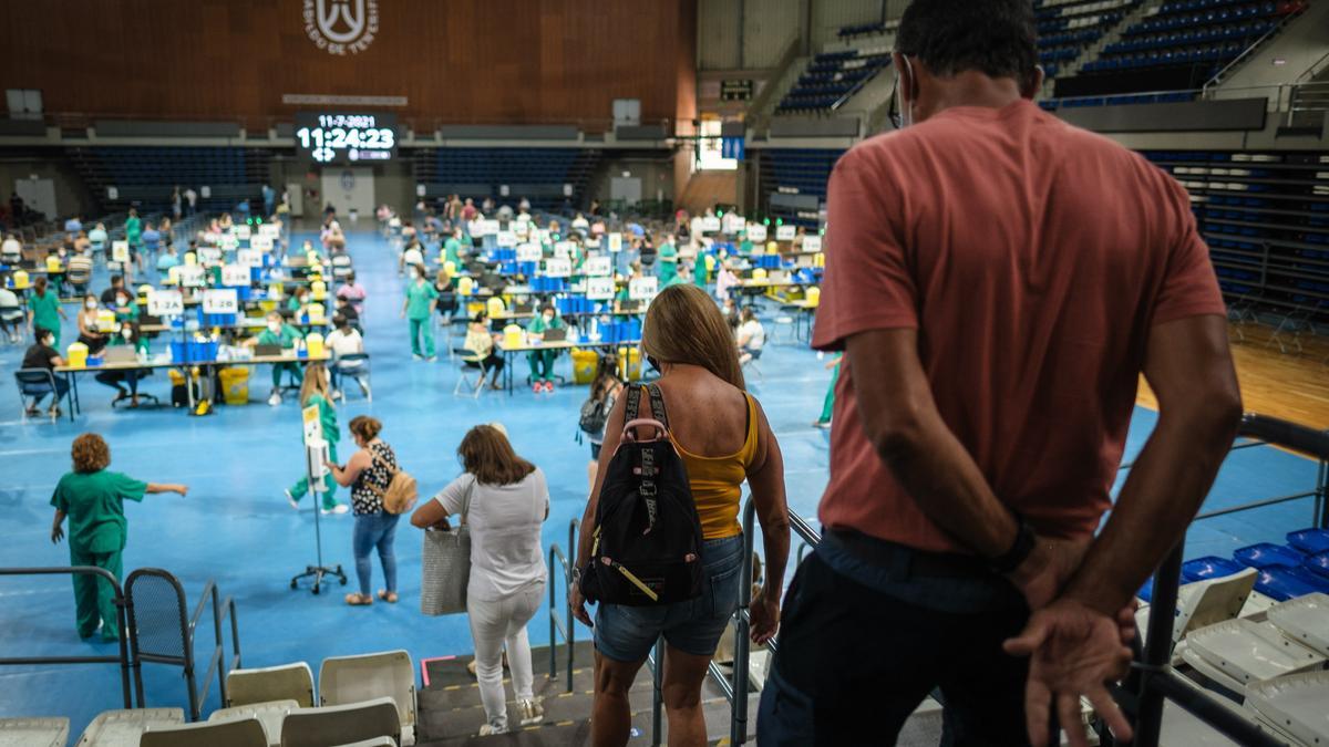 Varias personas esperan a ser vacunados en el Pabellón Santiago Martín.