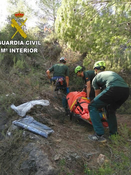 Dos fallecidos al despeñarse un coche por un barranco en Beniarrés