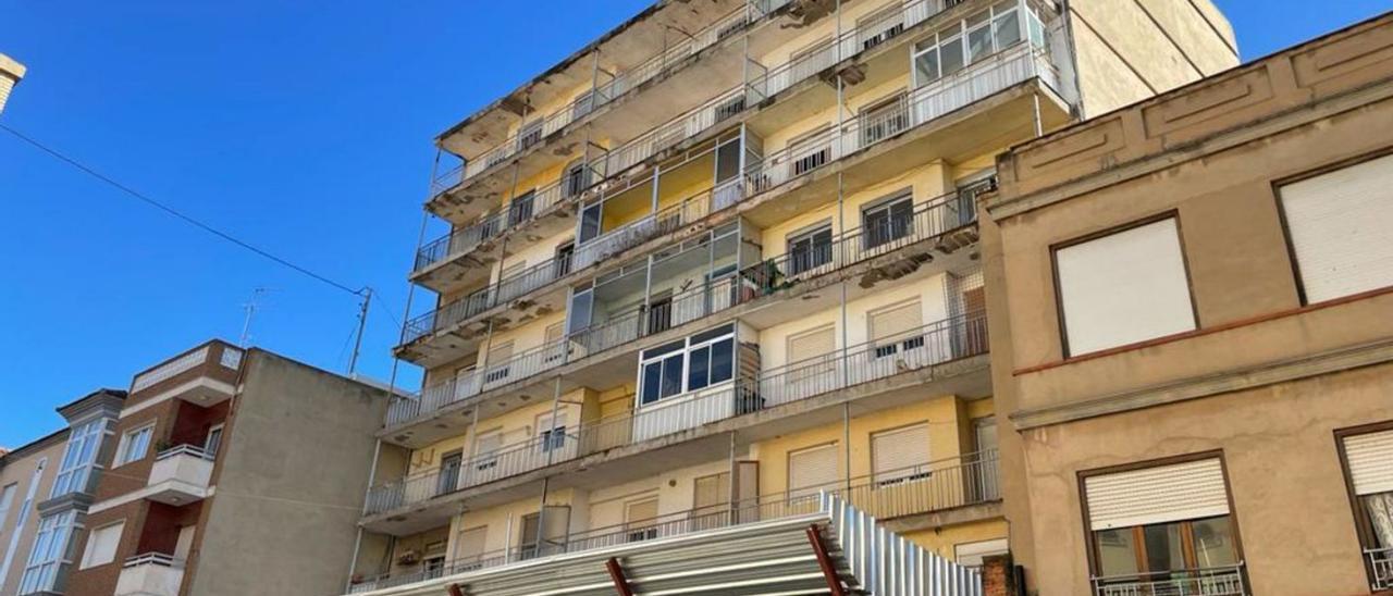 El edificio la Cens, en la Calle Colom de La Pobla de Vallbona, en una imagen tomada ayer. | LEVANTE-EMV