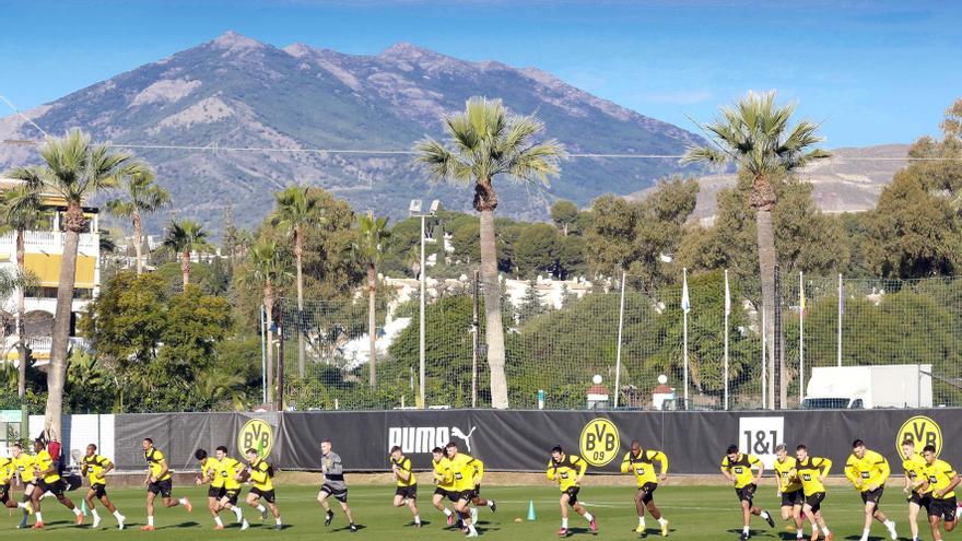 Entrenamiento del equipo alemán Borussia Dortmund en las instalaciones de Marbella Football Center