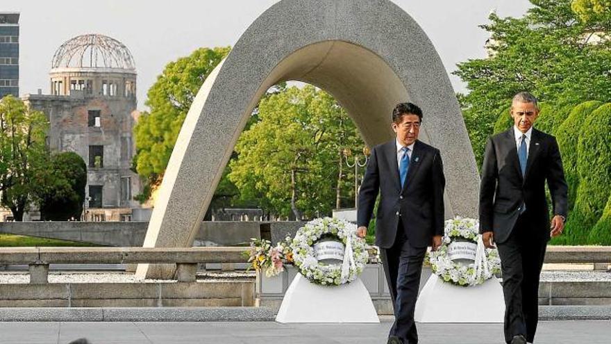 Barack Obama i el primer ministre japonès, Shinzo Abe, van fer una ofrena floral al Parc de la Pau