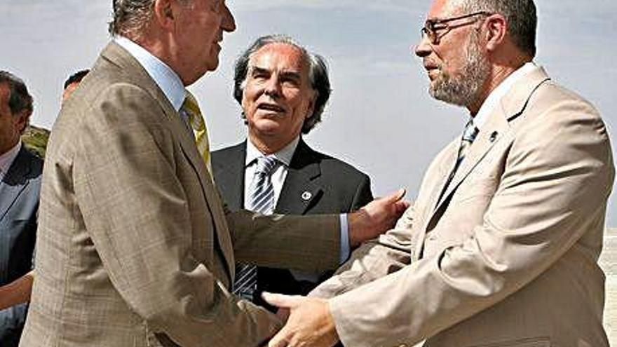 El rey Juan Carlos saluda a Pedro Álvarez, durante 2009 en La Palma.