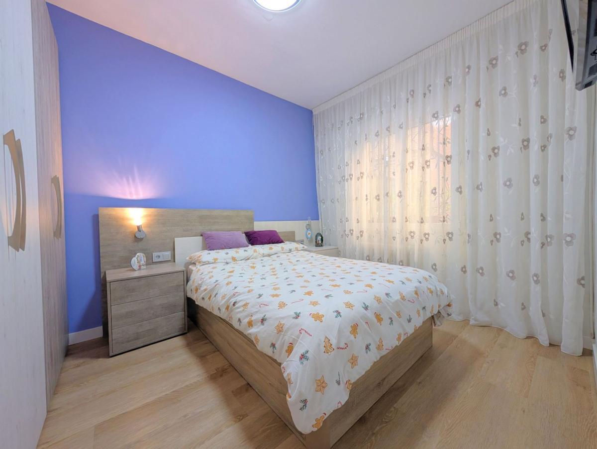 Habitación principal del piso a la venta en un popular barrio de Zaragoza por menos de 200.000 euros