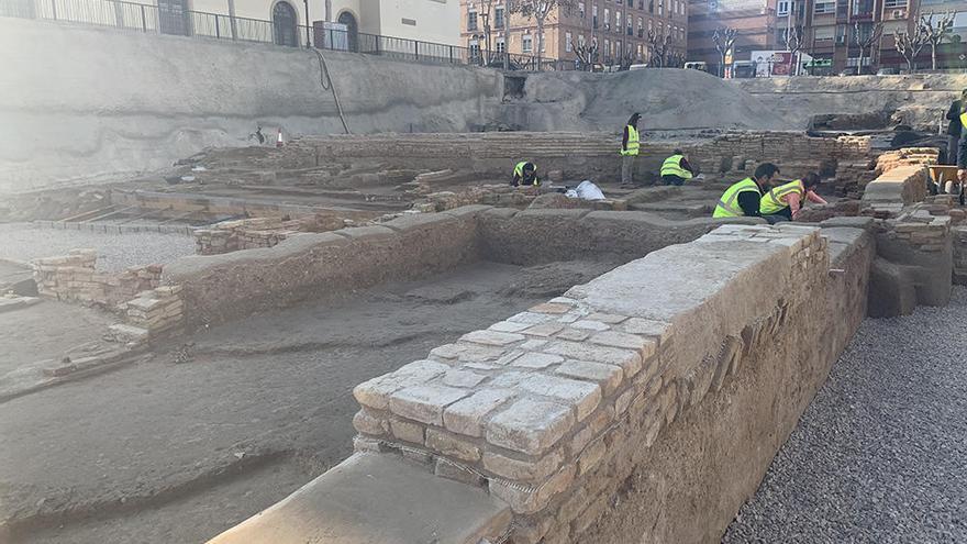 Los alumnos del Máster en Historia y Patrimonio Histórico de la UMU trabajaron ayer en la excavación.